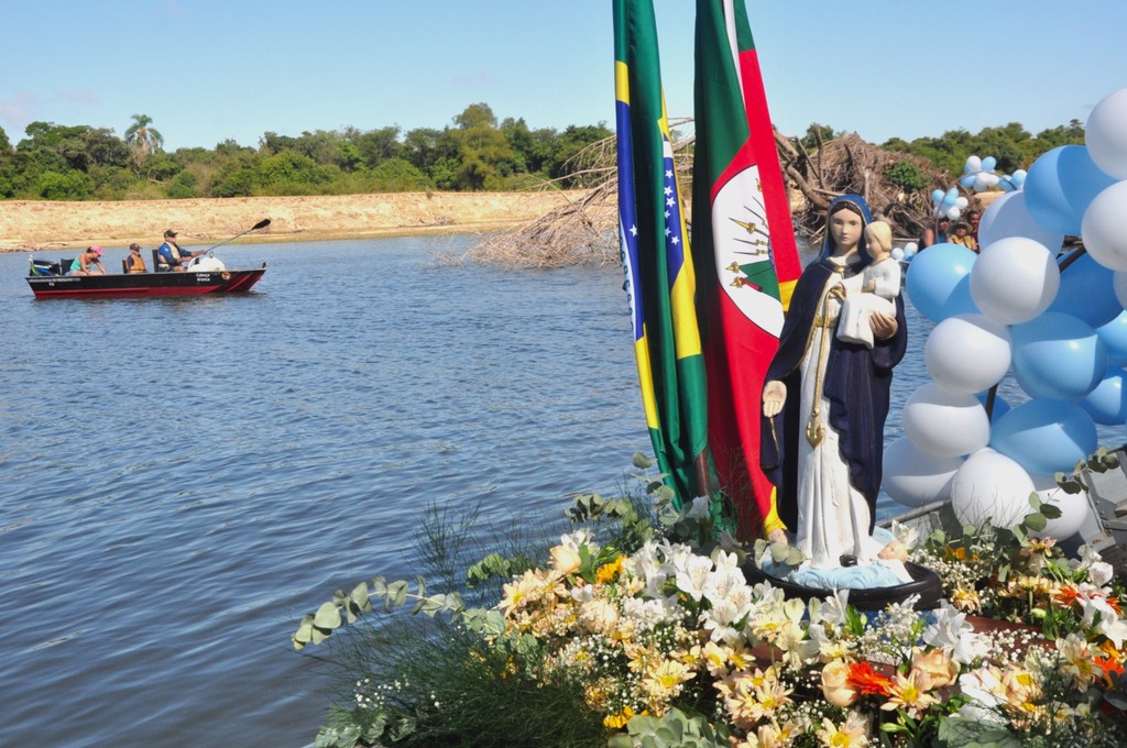 FOTOS: Balneário das Tunas é palco de celebração para Nossa Senhora dos Navegantes