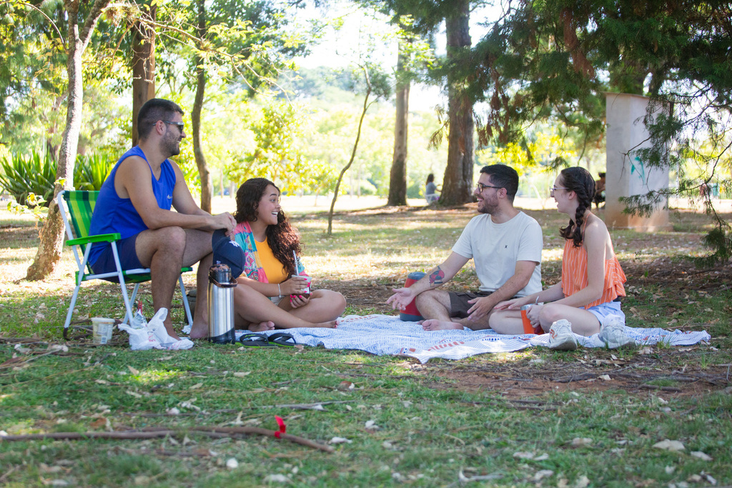 Foto: Beto Albert (Diário) - Jovens Igor, Thays, Matheus e Letícia aproveitam o dia quente no campus da UFSM