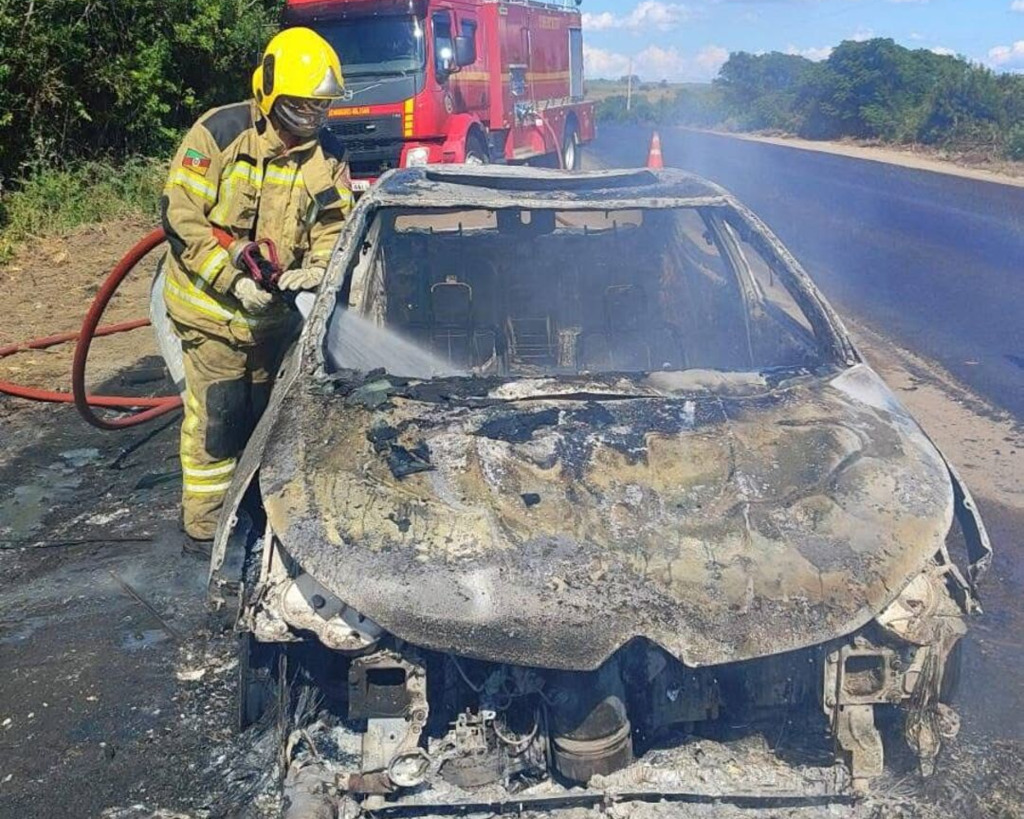 Carro fica destruído após incêndio na BR-290 neste domingo Carro fica destruído após incêndio na BR-290 neste domingo