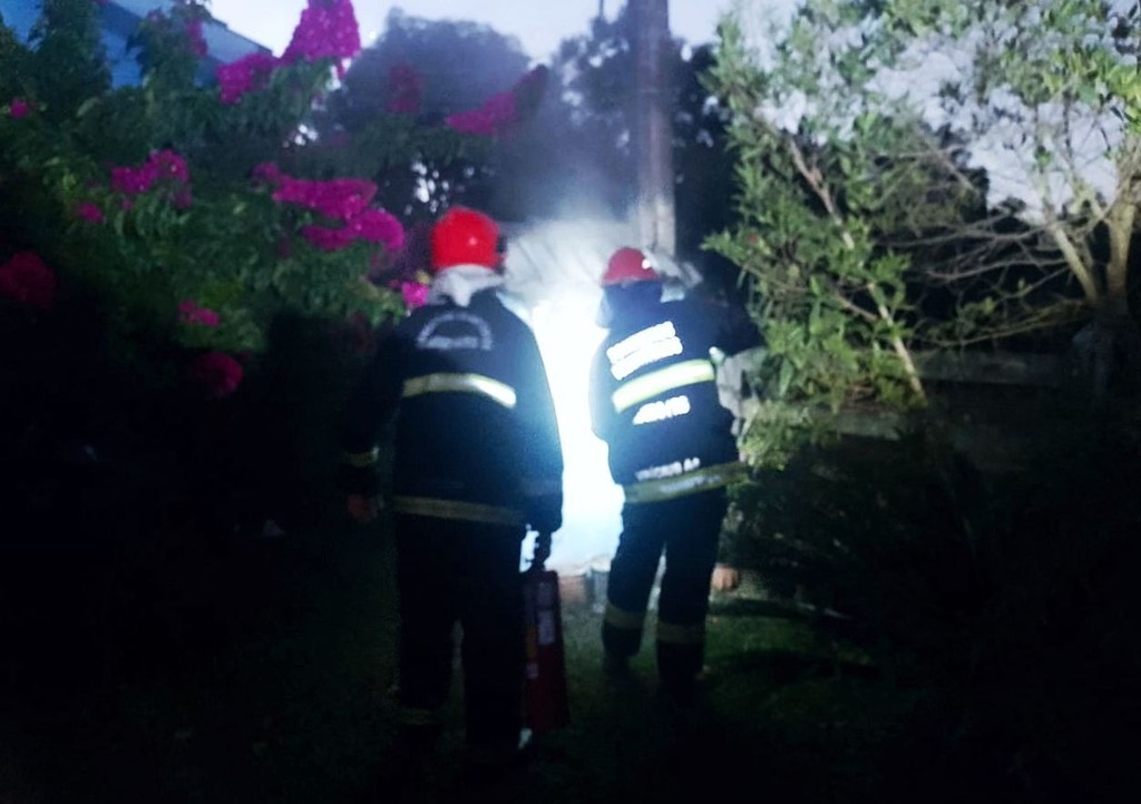 Caixa de energia pega fogo e provoca incêndio em residência em cidade da região