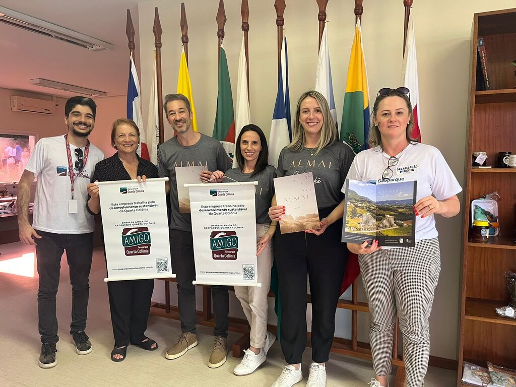 Foto Divulgação - Giancarlo Castagna (ao centro), com representantes do Geoparque Global Unesco Quarta Colônia, durante a entrega do selo Amigos do Geoparque.