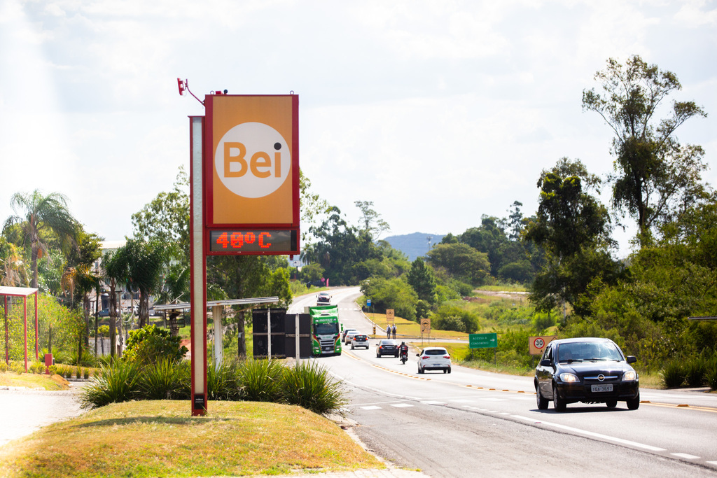 Foto: Beto Albert (Diário) - Termômetro em frente a sede do Diário, na Faixa Nova de Camobi, registrou 40°C nesta quarta (5)