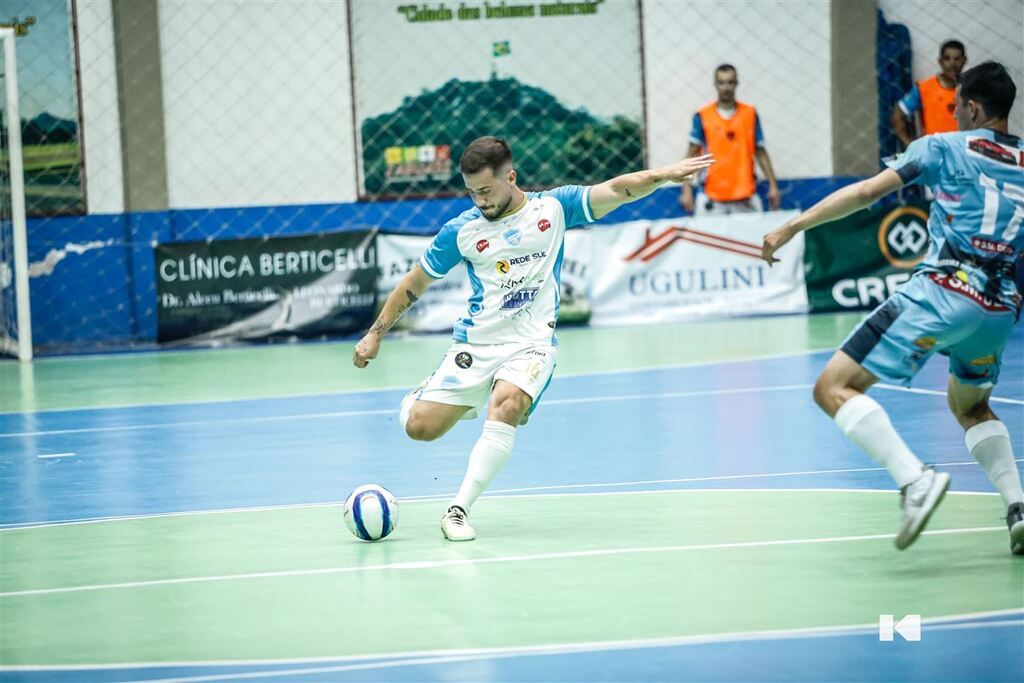 Foto: Klisman Melo - Valência, de uniforme branco, derrotou o Consolata de Jaguari na semifinal