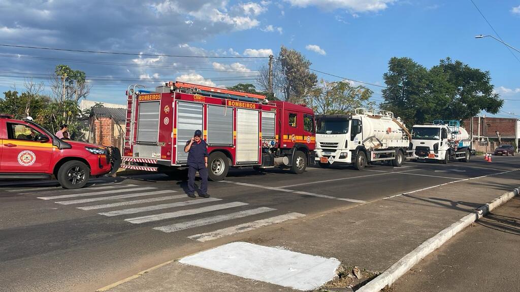 Caminhões-pipa da Corsan ajudam a combater incêndio em duas casas em Santa Maria
