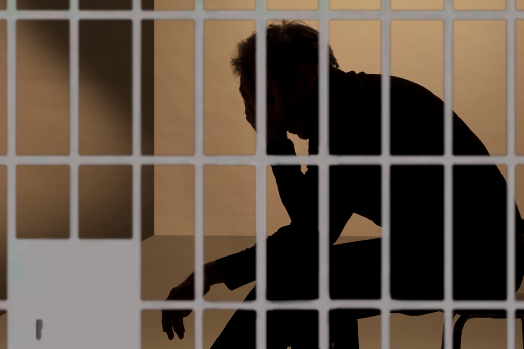 Jovem sem filhos é preso por engano por atraso de pensão alimentícia