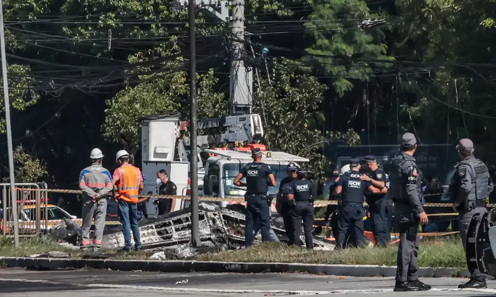 Foto: Paulo Pinto (Agência Brasil) - Avião monomotor caiu na manhã desta sexta-feira na Avenida Marquês de São Vicente e explodiu