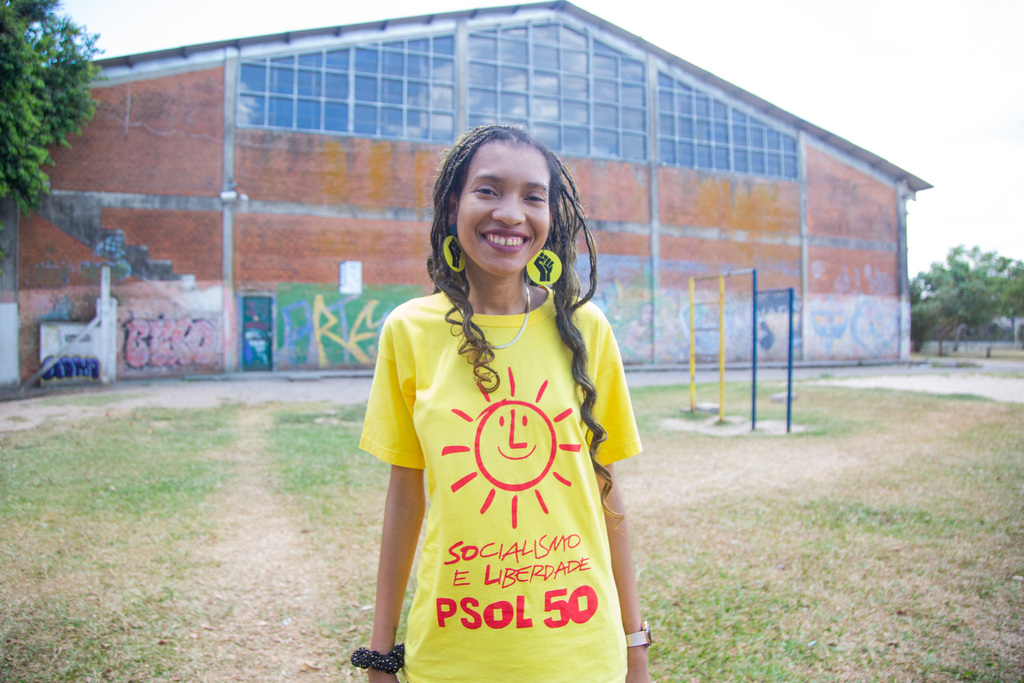 título imagem Com voz na periferia, bicampeã de votos tem cadeira desta vez: quem é a vereadora Alice Carvalho