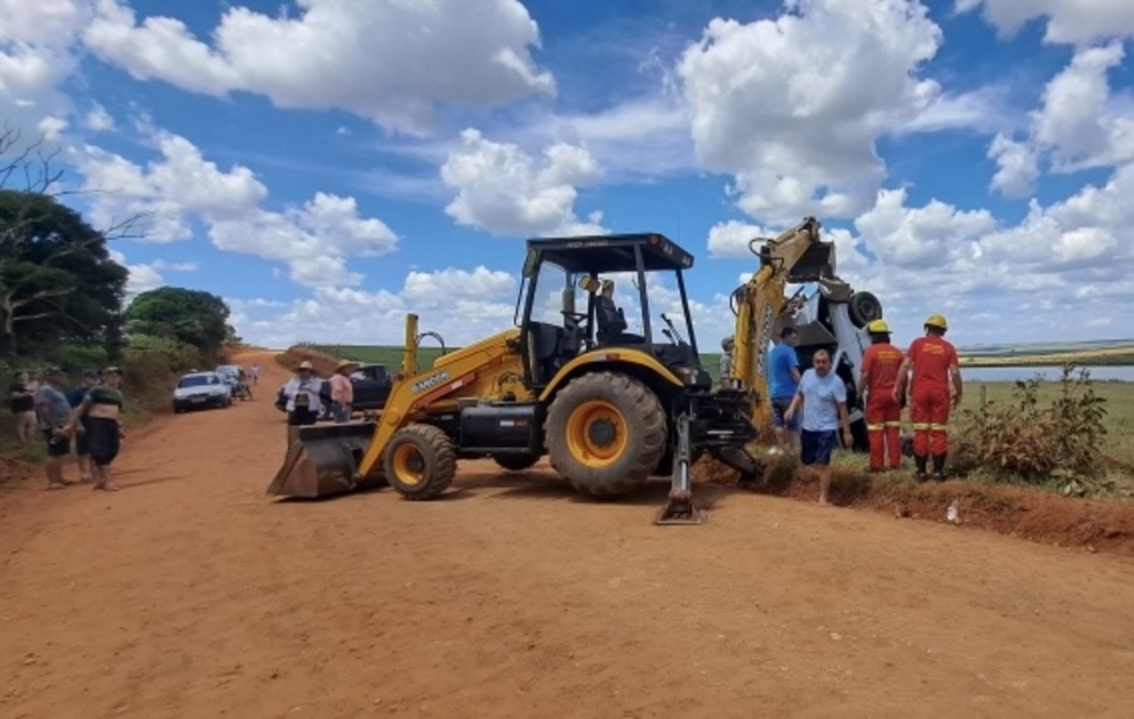 Foto: Bombeiros Voluntários de Tupanciretã - Veículo foi removido com auxílio de uma retroescavadeira