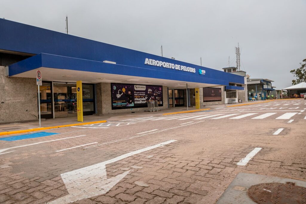 título imagem Passageiro agride funcionário de companhia aérea e vandaliza aeroporto após perder voo
