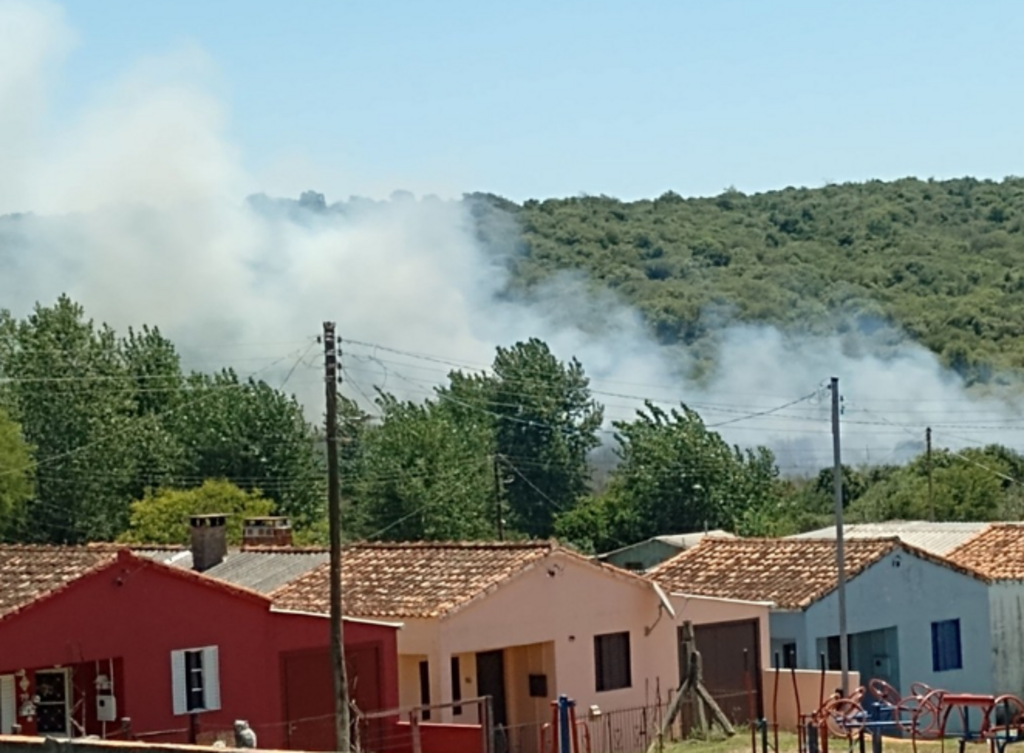 título imagem Por meio das redes sociais, prefeitura informa que incêndio em bairro de Lavras do Sul está controlado