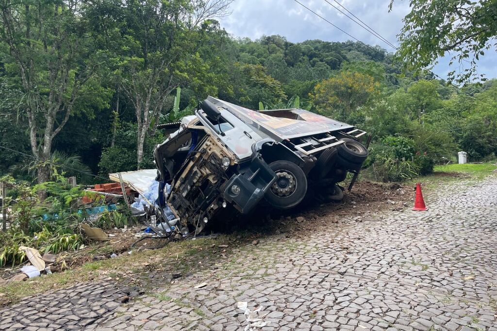 título imagem Caminhão carregado de gelo tomba na Estrada do Perau