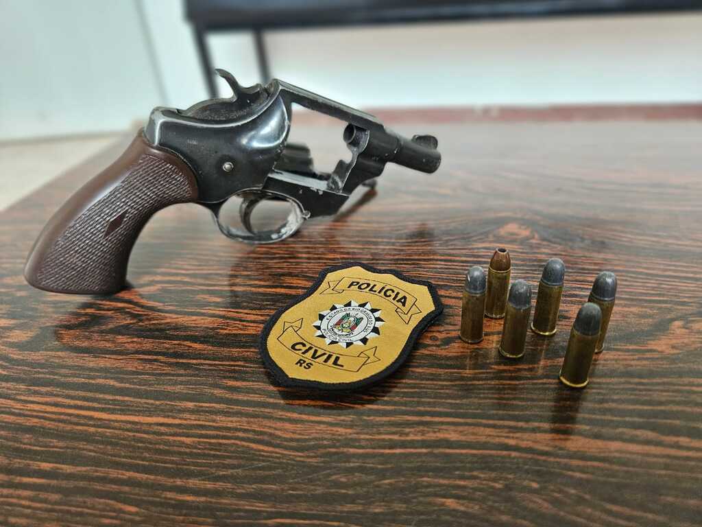 Polícia Civil prende homem por tráfico de drogas e apreende revólver em Formigueiro